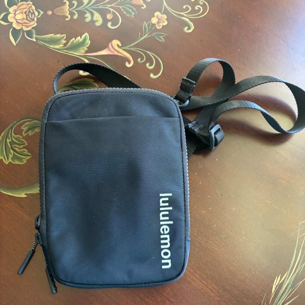 Lululemon easy access crossbody bag black